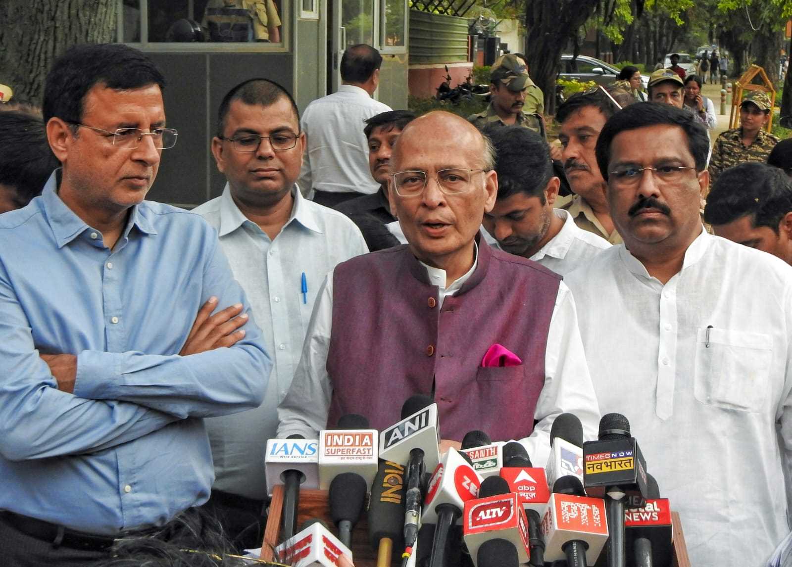 पीएम मोदी, असम के सीएम की शिकायत लेकर चुनाव आयोग पहुंची कांग्रेस